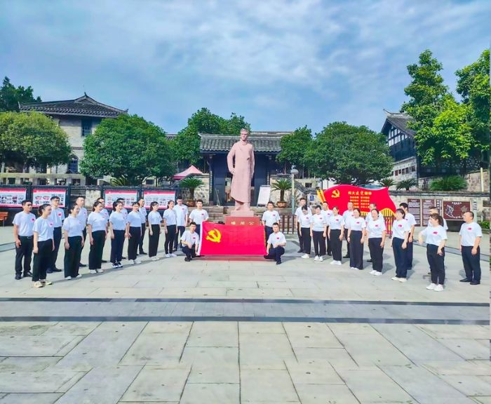 　　桂林街道龙潭社区党支部在闇公旧居广场开展主题党日活动。
