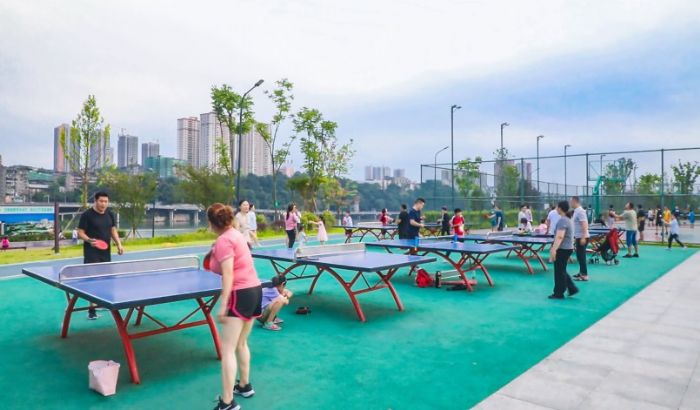 市民在公园打乒乓球。
