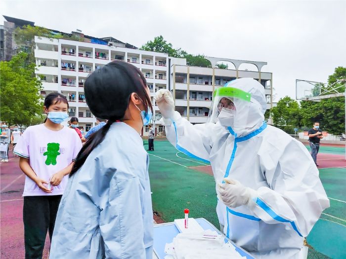　　▲ 志愿者在学校开展核酸检测。 全媒体记者刘莉摄
