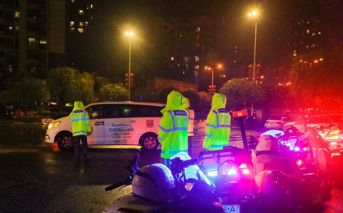 区公安局民警连夜在临时管控区指挥交通。全媒体记者赵晨城摄
