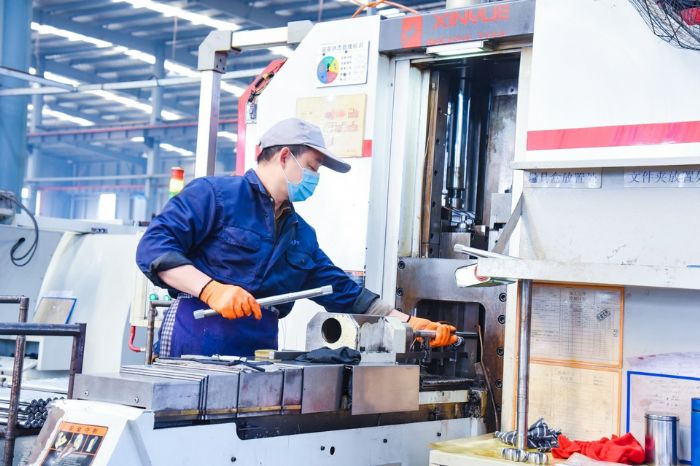重庆市捷佳泰机械制造有限公司生产车间工人在疫情防控下加快生产。
