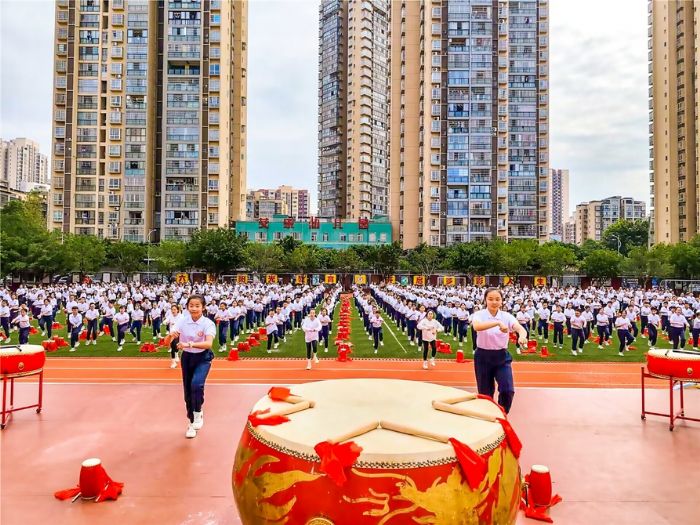 朝阳小学课间腰鼓舞。
