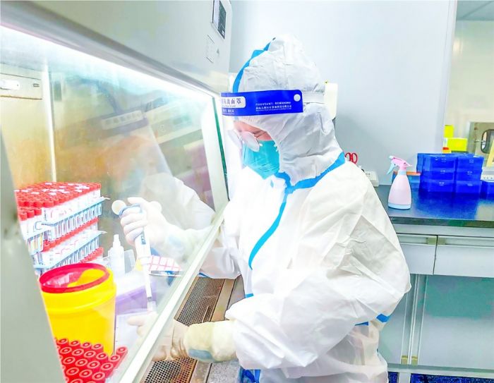 邓小燕在PCR实验室进行核酸提取工作。
