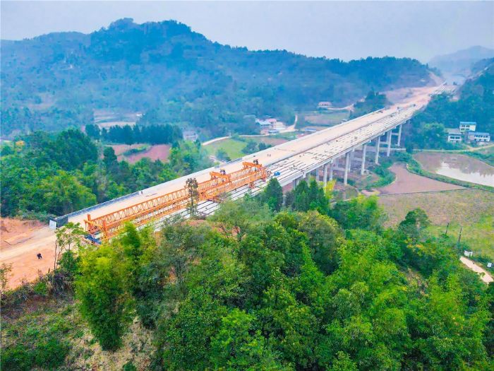 铜安高速（潼南段）卧佛镇香炉村大桥施工现场。
