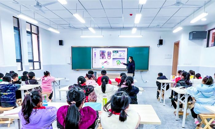 东安小学学生在多功能室学习绘画。
