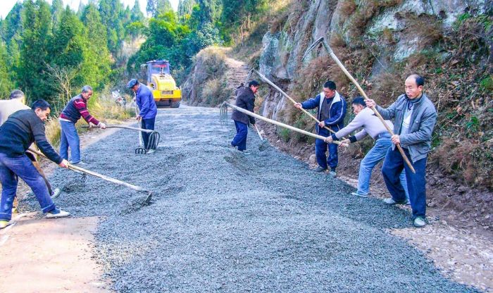 村民在以工代赈项目现场务工。通讯员陈烈摄
