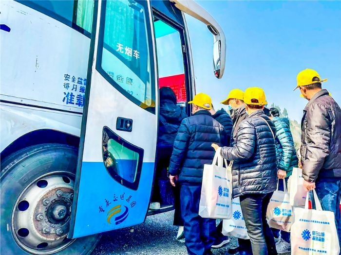 广东务工人员登上返岗务工直通车。
