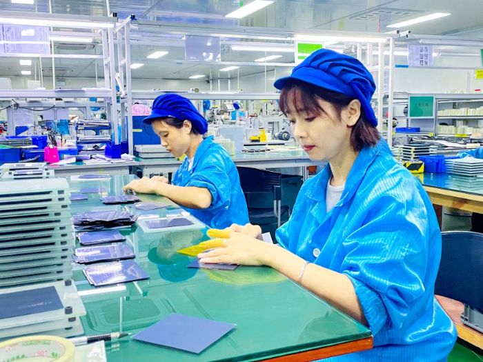 重庆正峰电子生产线。
