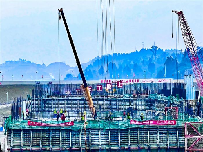 双江航电枢纽工程现场一派繁忙。
