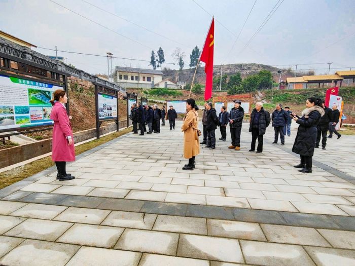 党员在线下学习红色文化。
