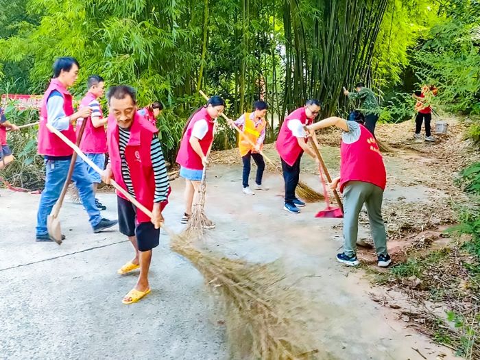 圆通村志愿服务队开展人居环境整治活动。
