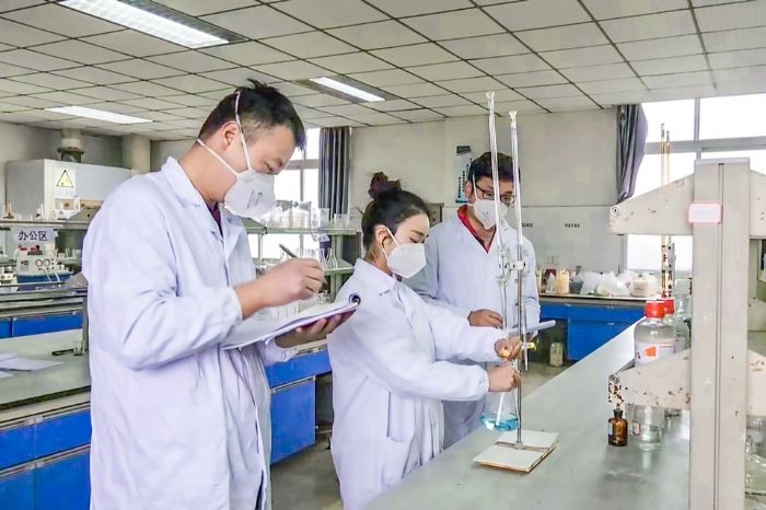 张春梅（中）在实验室进行产品质量测试。
