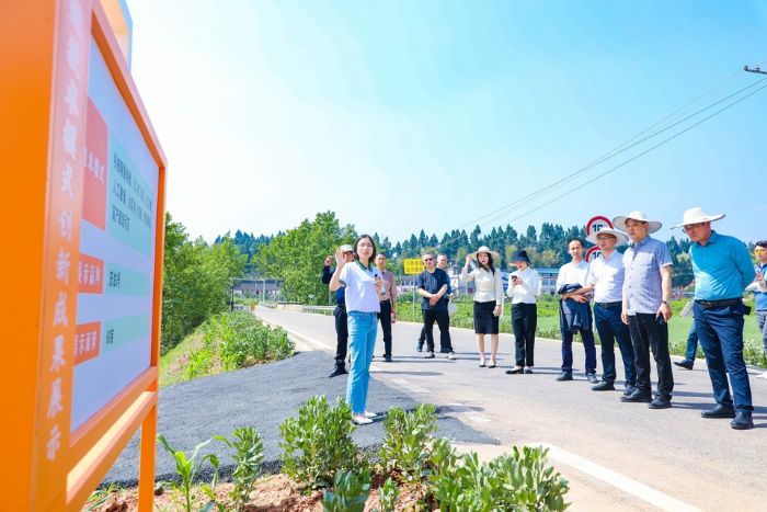 观摩团在柏梓镇郭坡村的重庆市油菜品种技术创新成果展示基地仔细聆听讲解。
