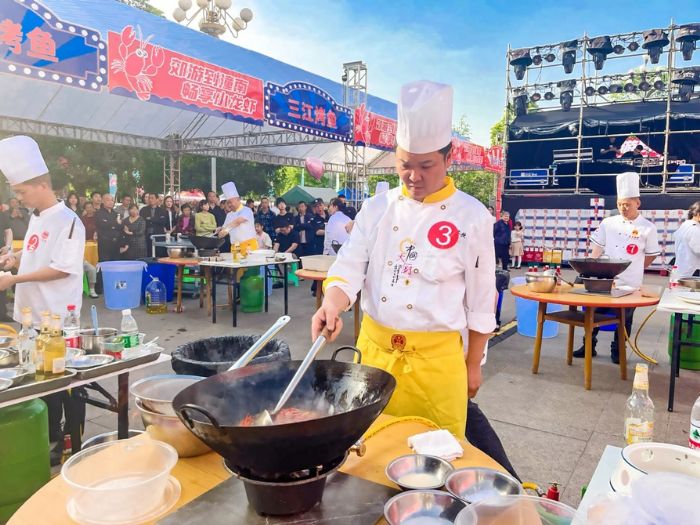 厨师正在烹饪小龙虾比赛菜品。
