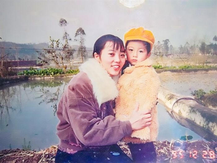 　　历经风霜添白发，勤劳持家不知烦，尝尽苦辣皆为甜，养大子女无怨言。我想说：我的“李焕英”，余生，你健康快乐就行！
