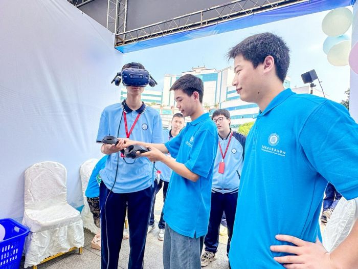 学生使用VR设备沉浸式体验。