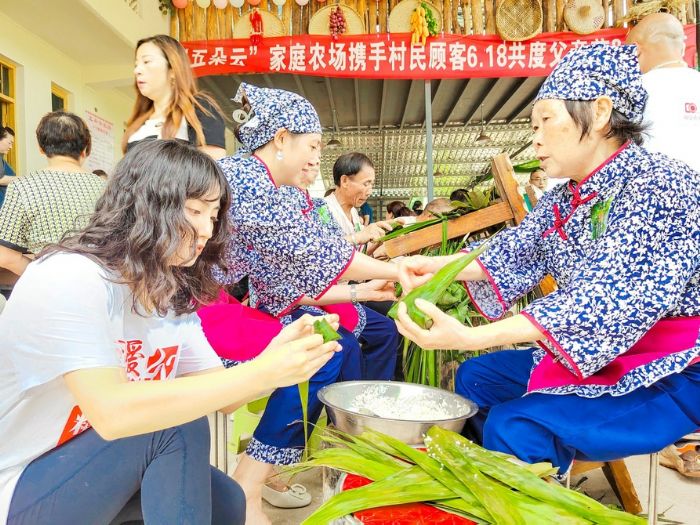 摄影家到农家乐体验市民幸福生活。
