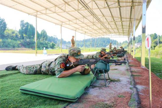 民兵教練員進行精度射擊訓練。