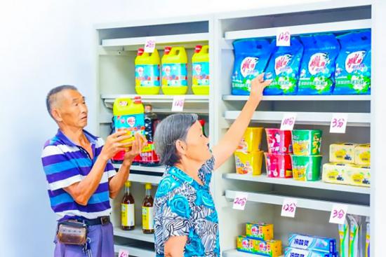 居民在積分超市兌換生活用品。