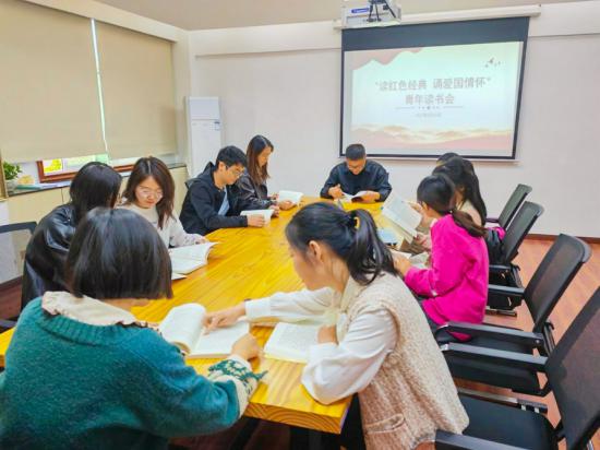 “每日一學”讀書會同事相互交流。