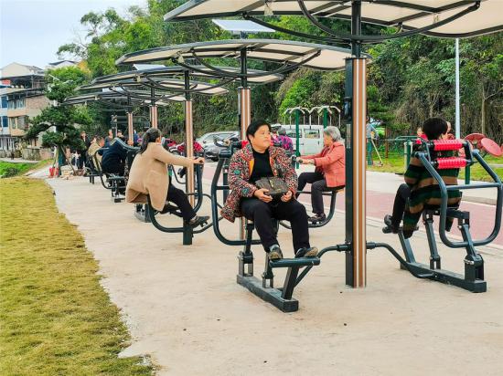 居民使用公园智能器材健身。