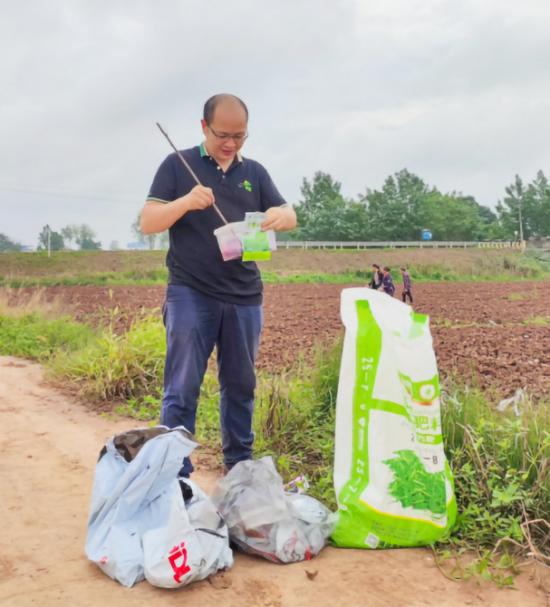 胡承伟在柏梓镇郭坡村进行冬油菜制种指导。