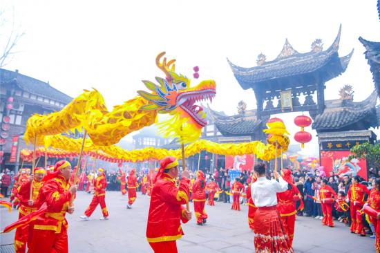 双江古镇舞龙表演。