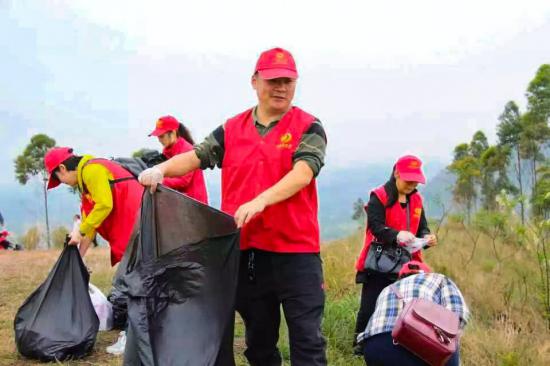 志愿者将清理的废弃物打包待运。