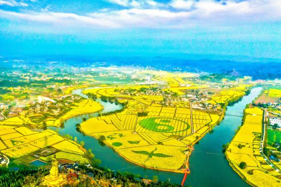琼江环绕万亩菜花，构成春日“花海”美景。