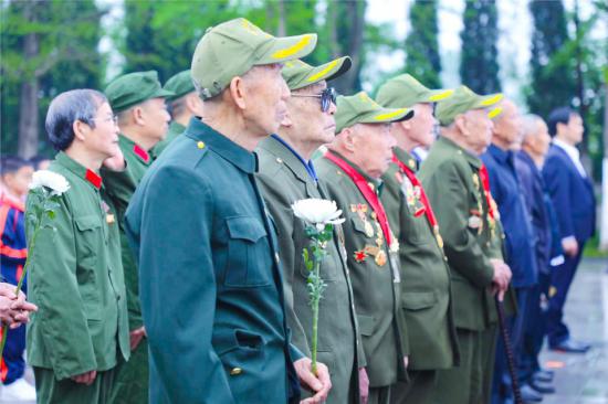 退役军人代表祭扫陵园。