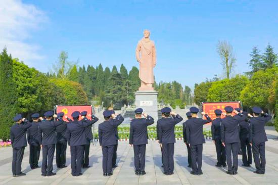 青年民警在烈士塑像前庄严宣誓。
