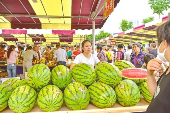 市民咨询西瓜价格。